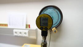 04-2017 Kalibrierung elektronisches Druckmessgerät mit Trennlage