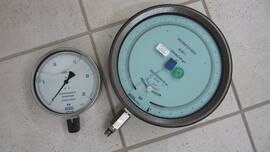 12-2013 Manometer der Klasse 1,0 (Skala 0,1 bar = 10 kPa) ; Klasse 0,1 (Skala 0,05 bar = 5 kPa)